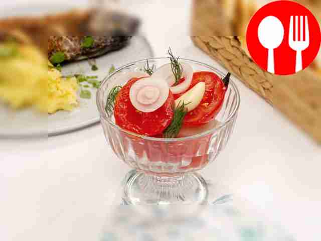 Маринованные помидоры с луком