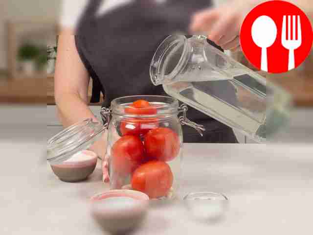 Замаринуйте помидоры. Разложите лавровый лист...