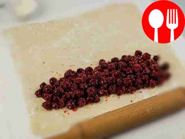 Sprinkle the berries with sugar.