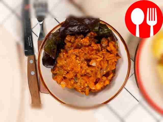 Подавайте икру из запечённых баклажанов...