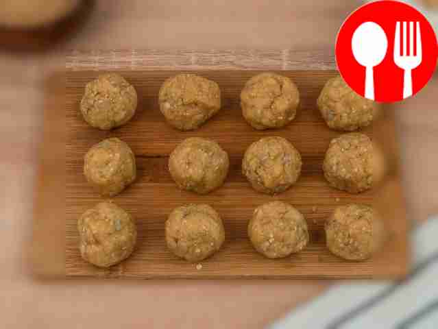 Form gingerbread cookies of the same size.