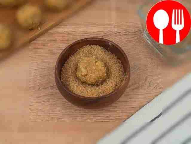 Roll each gingerbread in sugar.