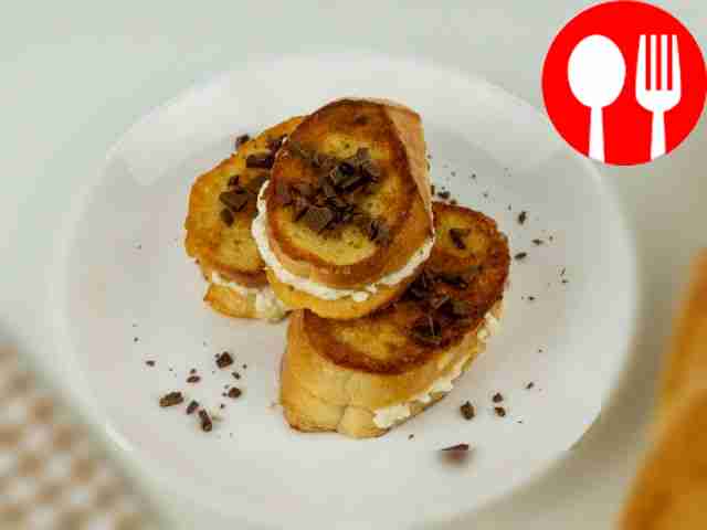 Croutons with cottage cheese