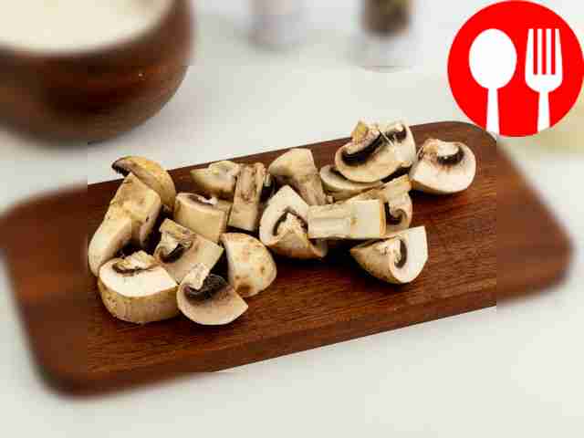 Шампиньоны нарежьте крупными кусками...