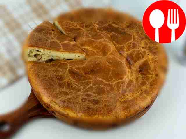 Достаньте пирог из формы, нарежьте на порции и...