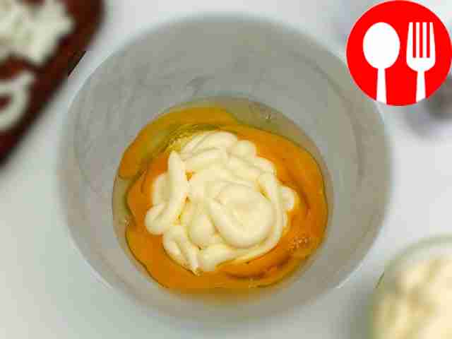 Разбейте яйца в глубокую миску и добавьте майонез.