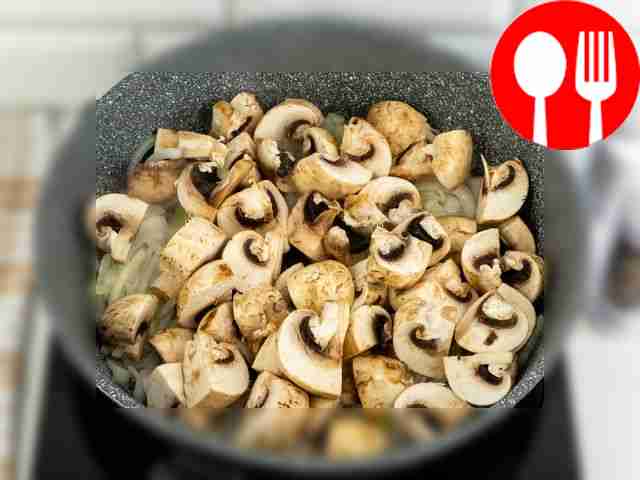 Разогрейте сковороду с небольшим количеством...