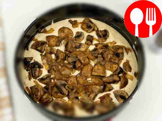 Смажьте форму маслом и уложите в неё половину...