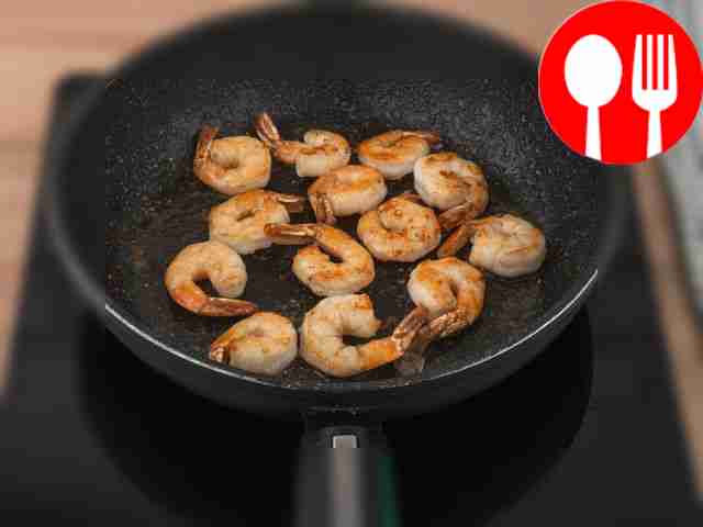 Peel the shrimp and fry them in a frying pan...