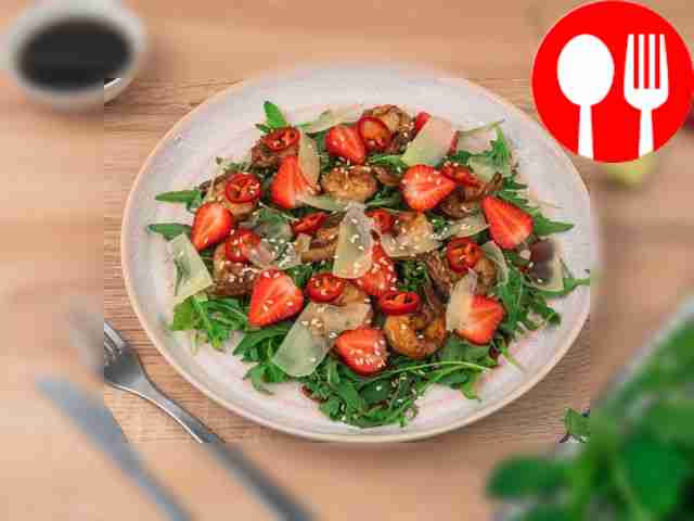 You can decorate the salad with sesame seeds.