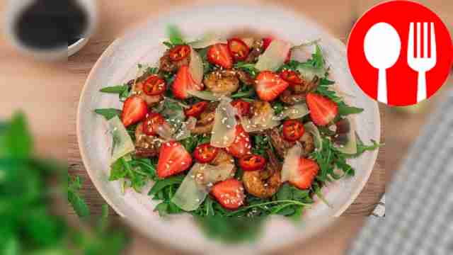 Salad with strawberries and arugula