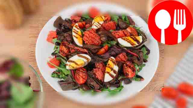 Салат с куриной печенью и грейпфруктом