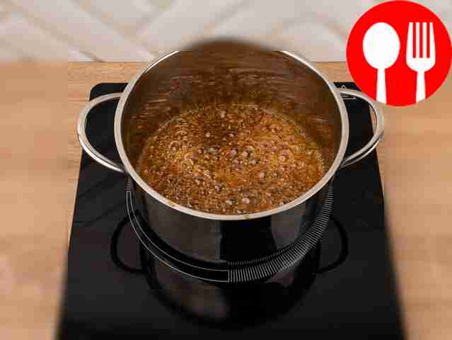 Add cinnamon to the pan and pour boiling water into it.