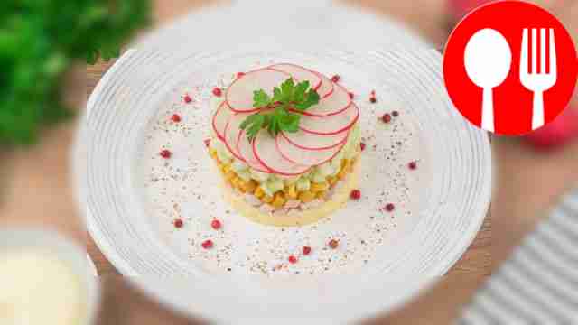 Salad with smoked chicken and radishes