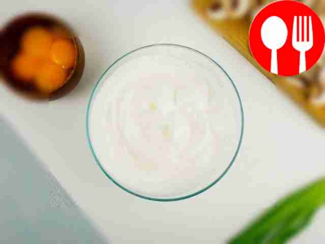 Разделите яйца на белки и желтки. Перелейте...