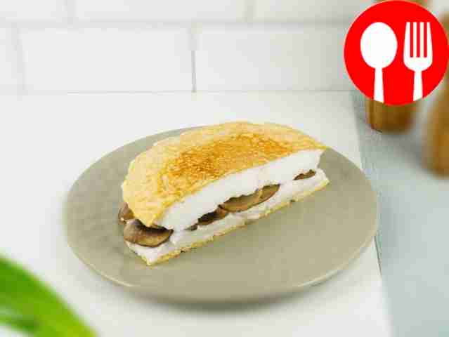 Омлет уже приготовлен. Приятного аппетита!