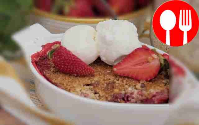 Клубнично-черешневый крамбл