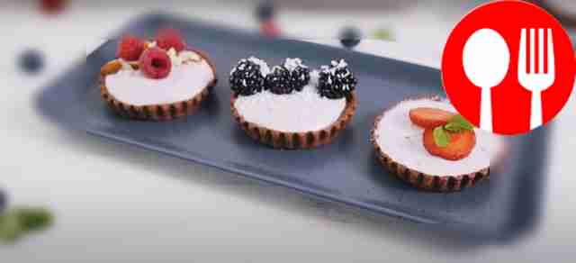 Шоколадные тарталетки с муссом и ягодами