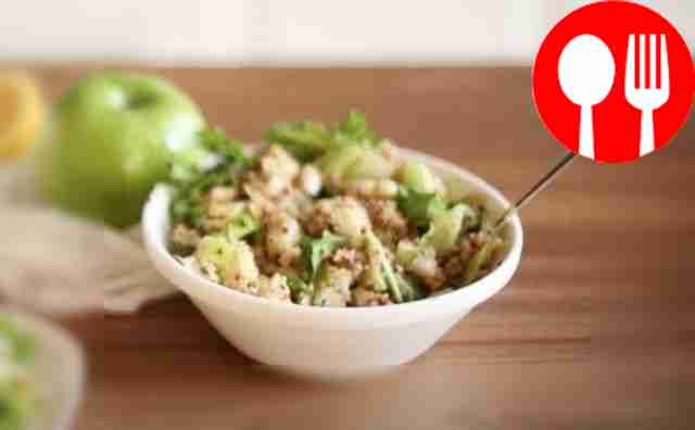 Салат с киноа и яблоками
