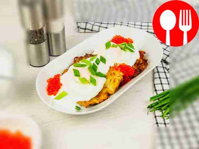 Хашбрауны с красной икрой и яйцом пашот