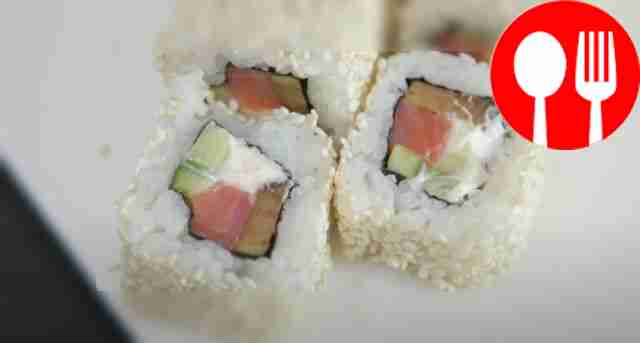 Ролл с лососем и авокадо