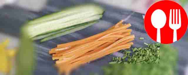 Помойте овощи и нарежьте их соломкой, лук...