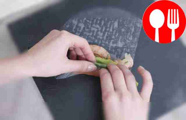 Приготовьте роллы.