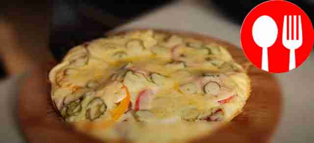 Домашняя пицца с солеными огурцами на сковороде