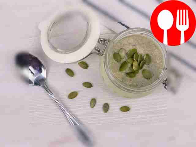 Подавайте панна-котту по порциям, украсив её...