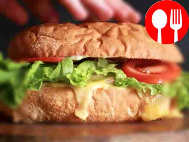 Гигантский чизбургер в батоне