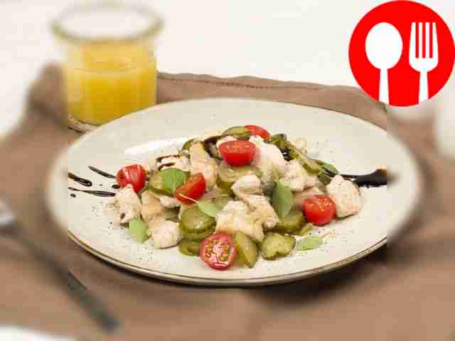 Курица с маринованными огурцами