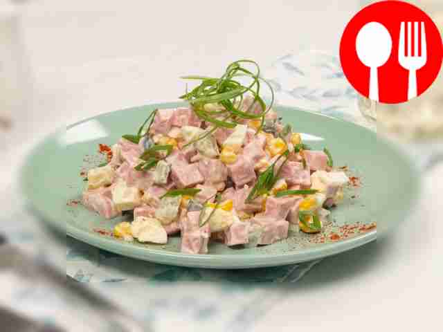 Салат с маринованными огурцами и кукурузой