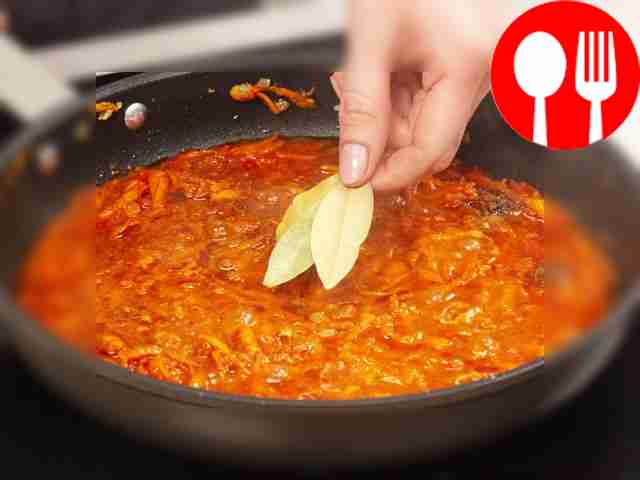 Сделайте маринад. Морковь натрите на крупной...