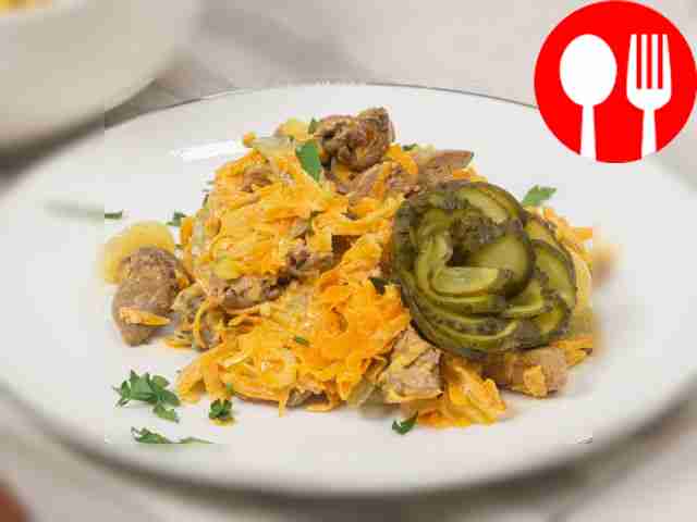 Салат с печенью и маринованными огурцами