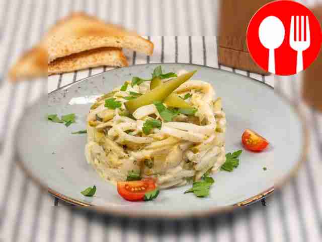 Кальмары с маринованными огурцами