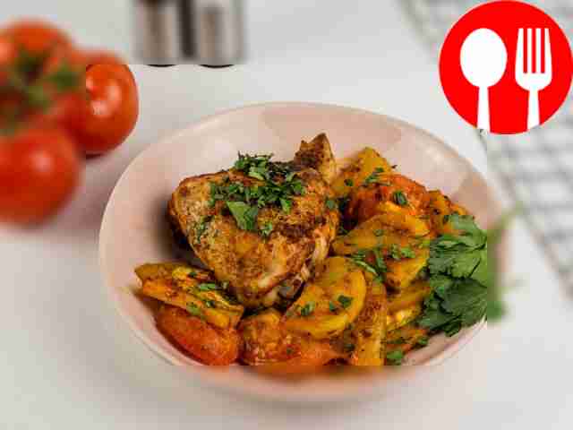 Куриные бедрышки, запеченные с кабачками и картофелем
