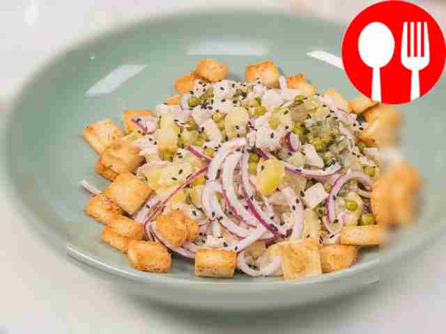 Салат с маринованными огурцами и горошком