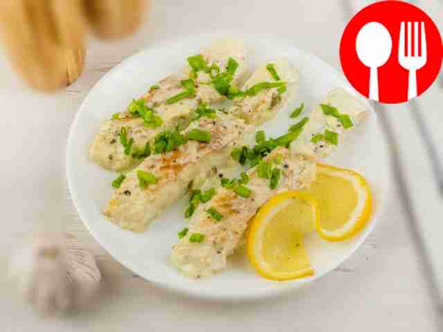 Минтай под сметанно-чесночным соусом