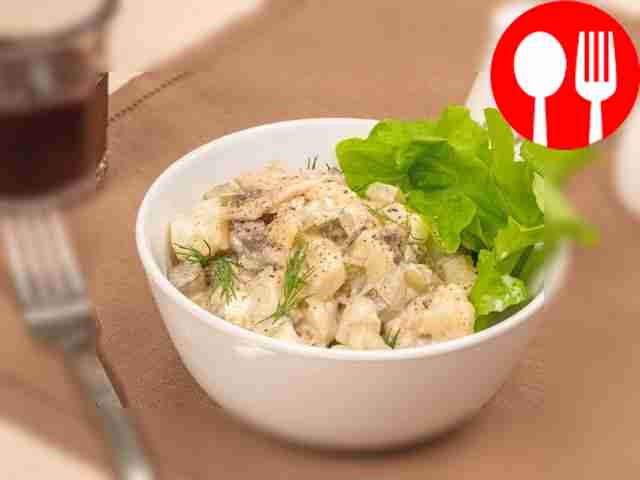 Салат с жареными грибами и солеными огурцами