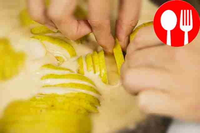 Порежьте груши на ломтики толщиной 3–4 мм и...