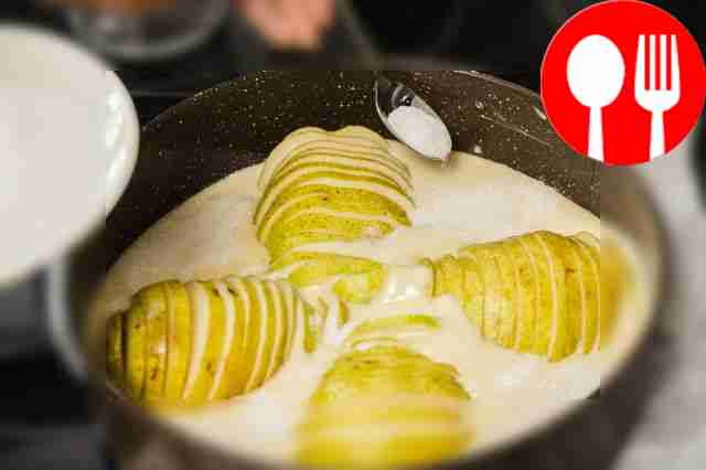 На тесто между грушами рассыпьте сахар,...