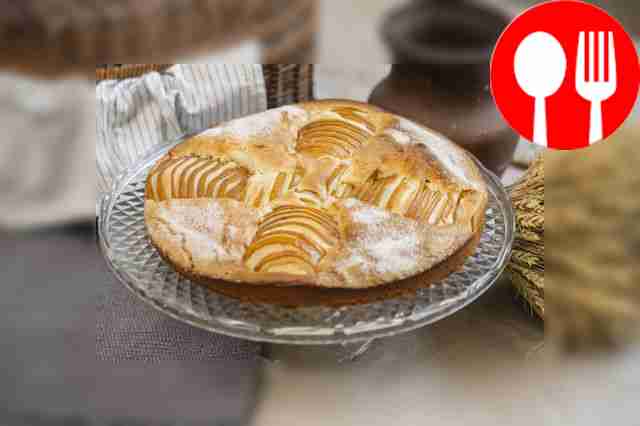 После выпечки дайте шарлотке полностью остыть,...