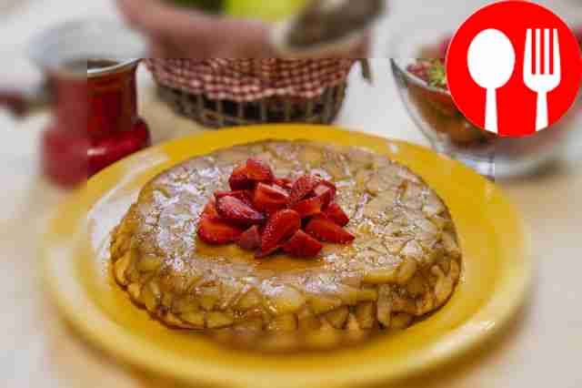 Шарлотка с карамелизированными яблоками