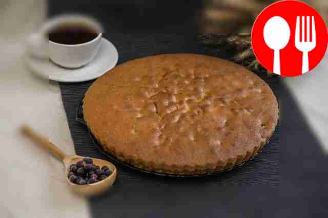 Шарлотка с замороженными ягодами