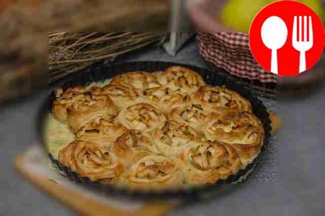 Слоеная шарлотка с яблоками