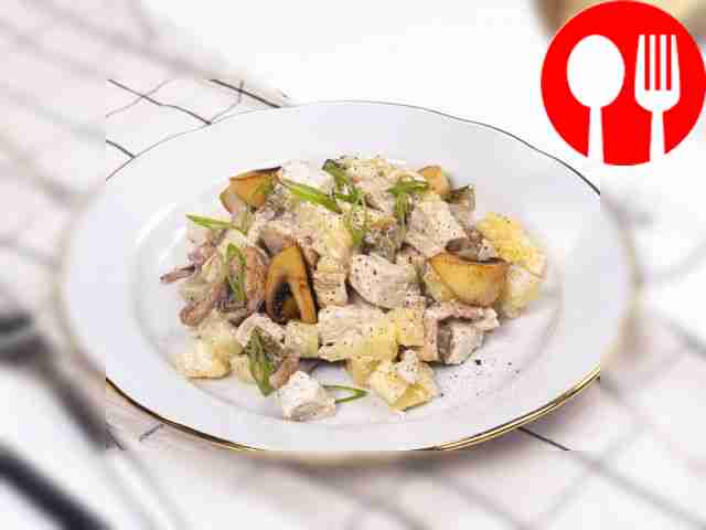 Салат с курицей, грибами и соленым огурцом