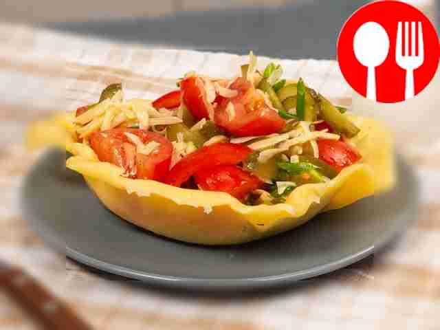 Салат с помидорами и солеными огурцами