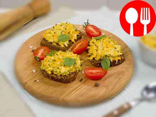 Салат из жареных соленых огурцов и моркови