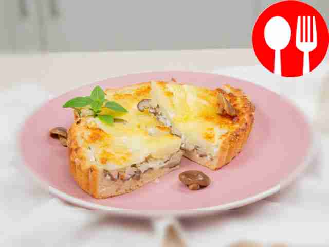 Pie with salted milk mushrooms