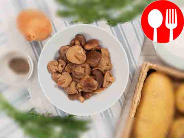 Очистите лук от шелухи. Промойте укроп и...